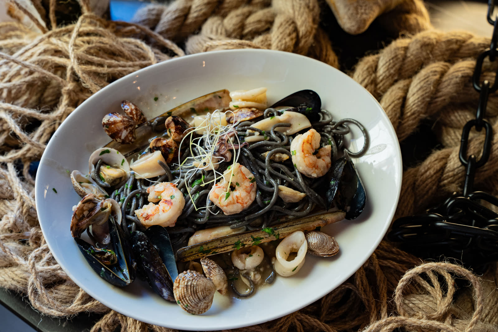 Crni špageti sa škampima i lignjama – Oli Mare Crni špageti sa škampima, lignjama, dagnjama i prnjavicama – riblji restoran Oli Mare, Bože Milanovića 25, Poreč | black spaghetti with shrimp squid and clams Porec