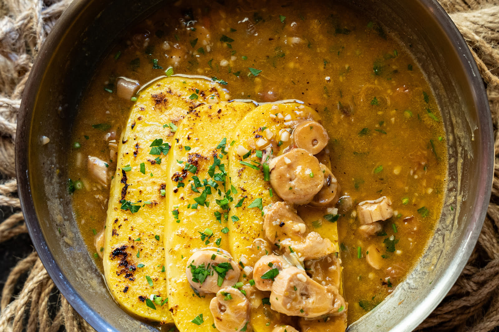 Buzara od školjki s palentom – Poreč Buzara od školjki s domaćom pečenom palentom u tavi – riblji restoran Poreč, svježe školjke iz Limskog kanala | shellfish buzara with polenta Croatia