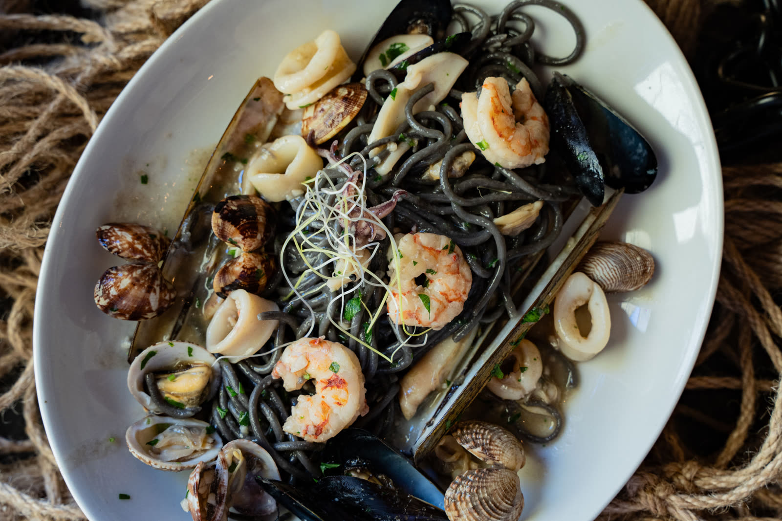 Crni špageti s plodovima mora – Poreč Tanjur crnih špageta sa škampima, kalamarima i školjkama – potpis jelo restorana Oli Mare Fish & Wine u Poreču | seafood squid ink spaghetti Istria Croatia