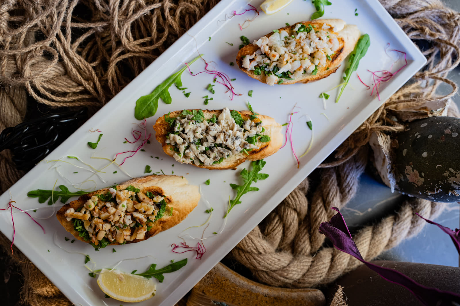 Plata morskih brusketa – Poreč Plata od tri morske brusketa sa škampima, ribom i školjkama – predjelo za dijeljenje u restoranu Oli Mare, Poreč | seafood bruschetta platter Istria Croatia