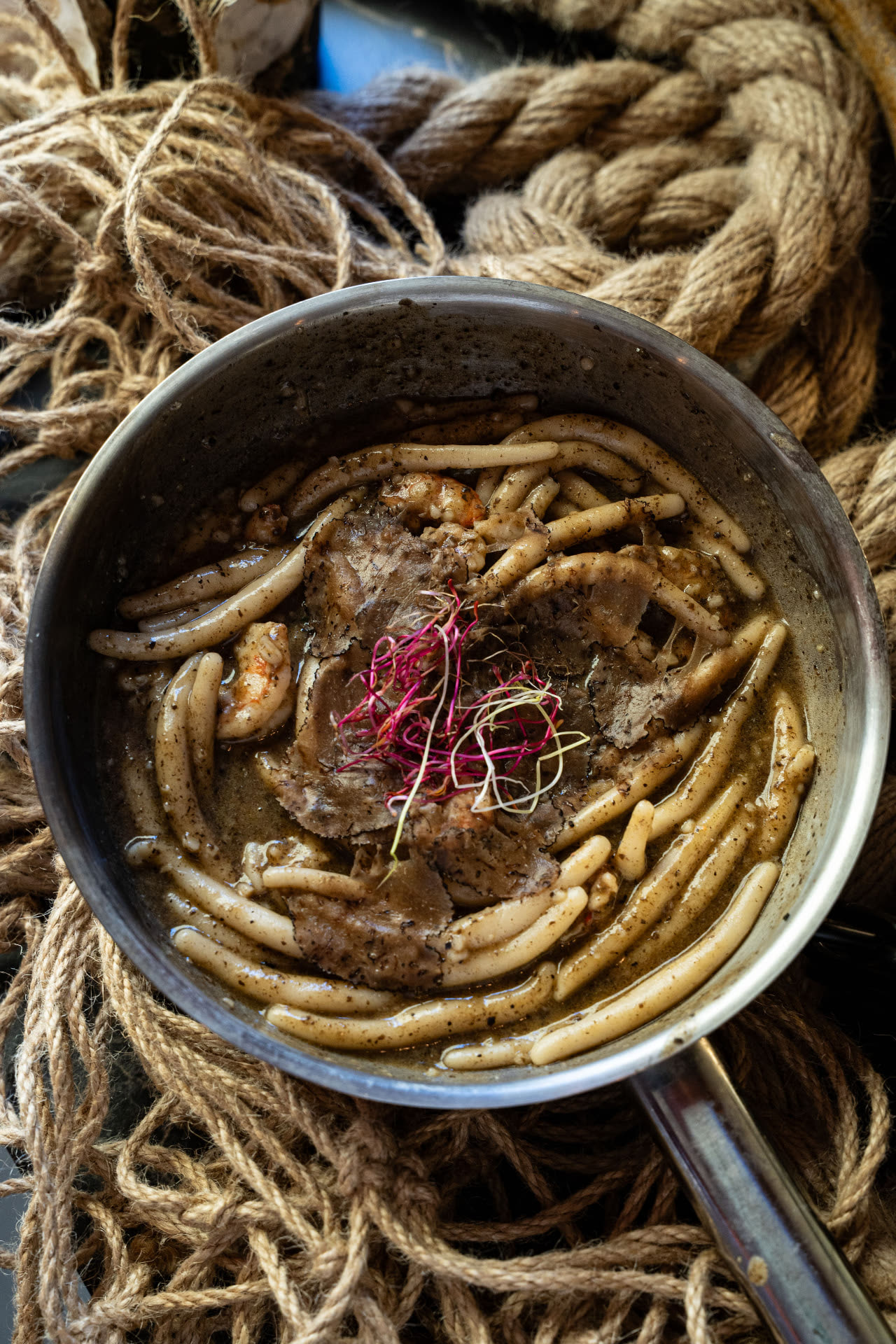 Pljukanci s tartufima u tavi – Oli Mare Pljukanci s tartufima i škampima servirani u tavi – domaća istarska tjestenina, restoran Oli Mare Poreč | Istrian truffle pasta with shrimp Porec Croatia