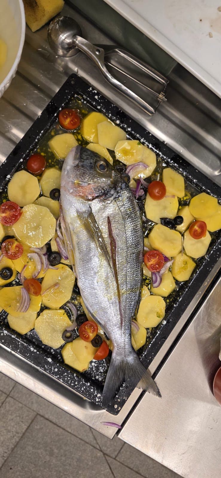 Priprema orade s krumpirom – Poreč Priprema orade s krumpirom, rajčicama, maslinama i crvenim lukom – domaća riba iz pećnice, Poreč | sea bream with potatoes preparation Istria