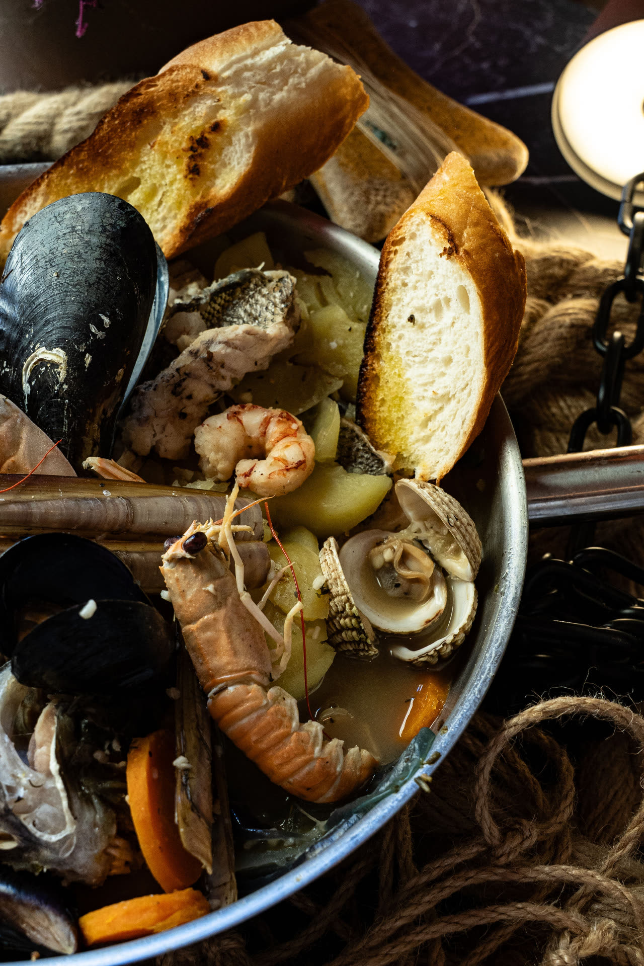Brodet sa škampima i dagnjama – Oli Mare Brodet sa škampima, dagnjama, prstacima i krumpirom serviran u tavi s kruhom – specijalitet restorana Oli Mare, Bože Milanovića 25, Poreč | fish stew with scampi and mussels Porec