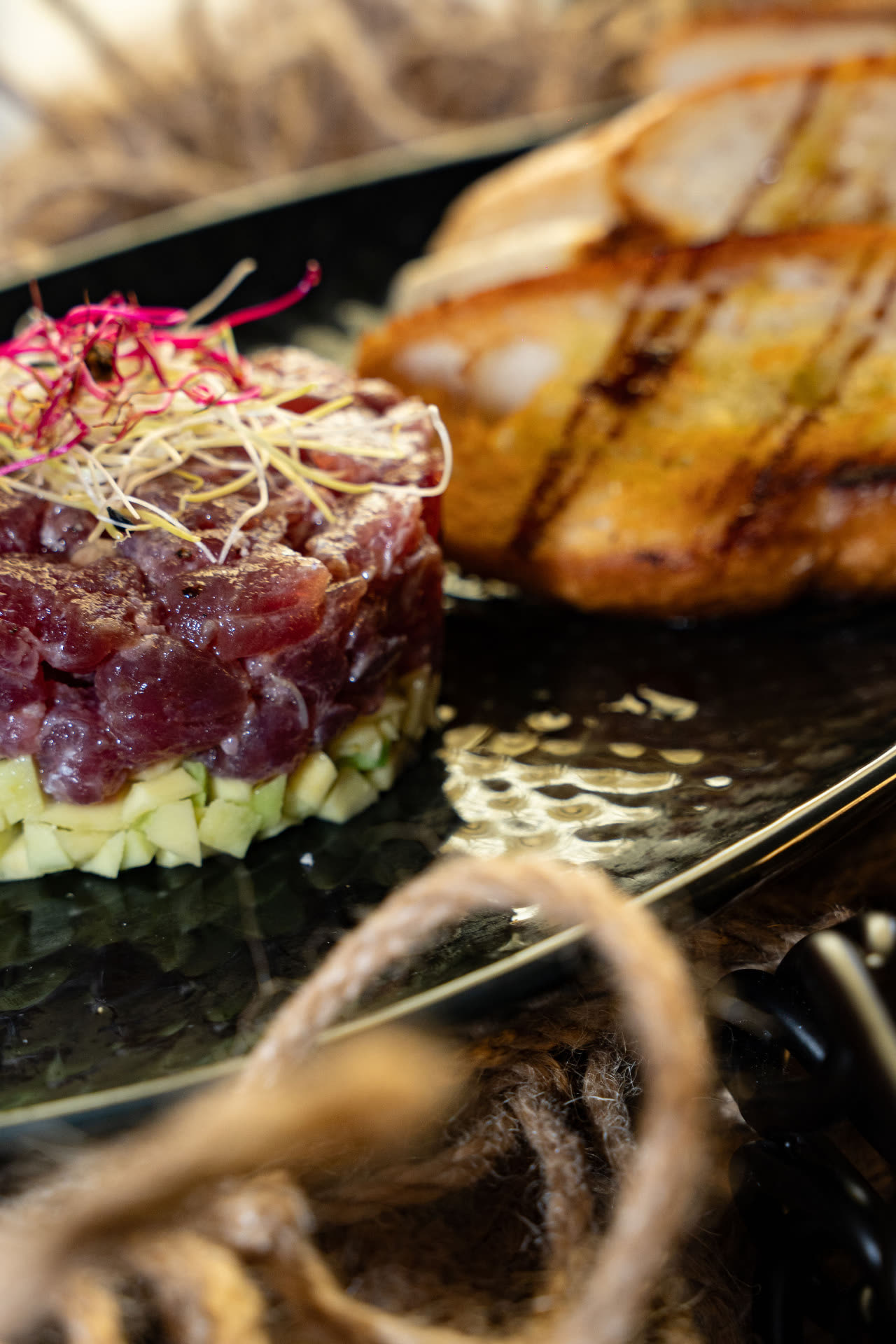 Tartar od tune s bruschettama Tartar od tune uz tostirane bruschette i maslinovo ulje – najbolji riblji restoran Poreč Oli Mare | tuna tartare seafood restaurant Porec