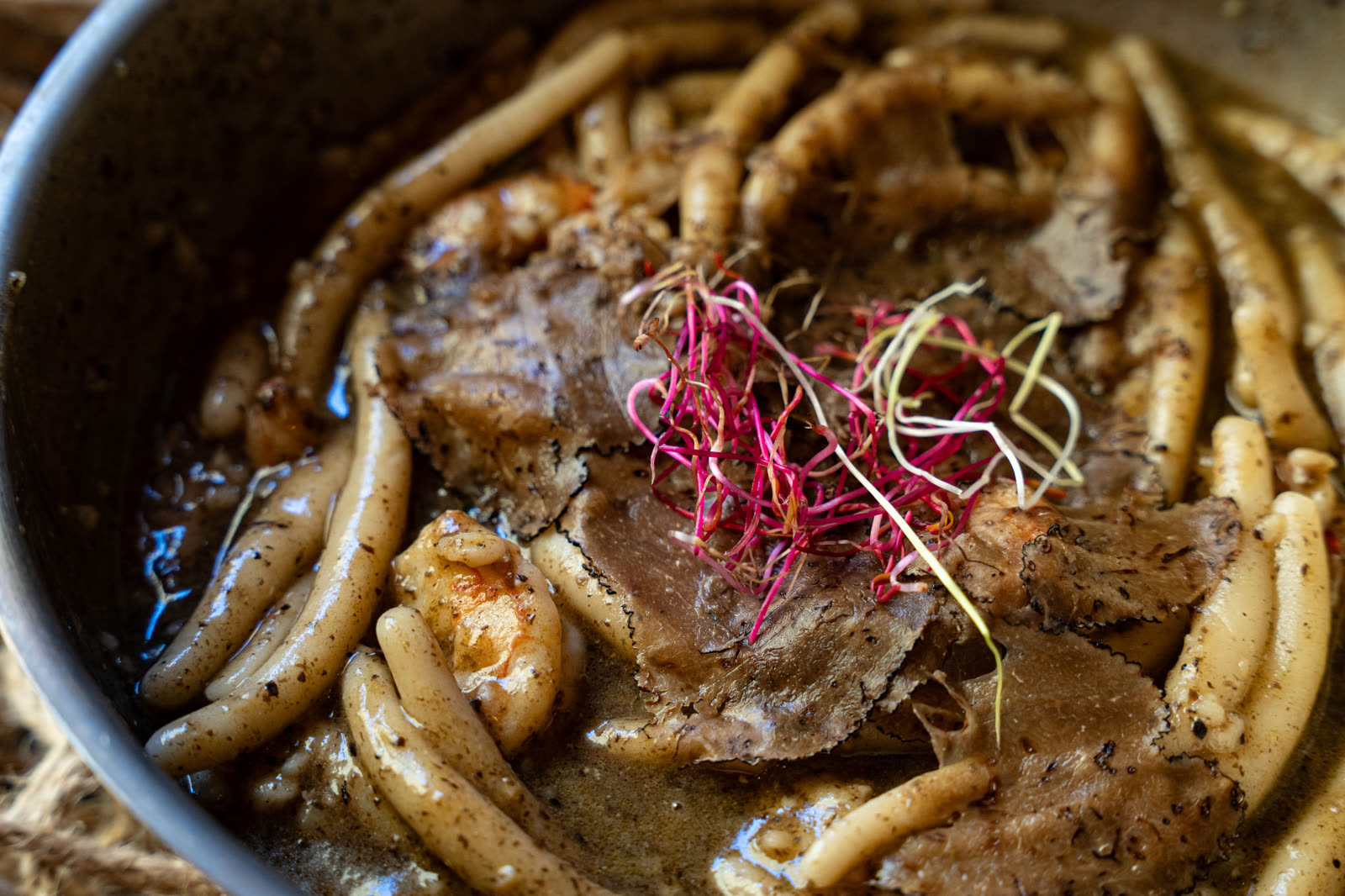 Pljukanci s tartufima i škampima – Poreč Domaći pljukanci sa škampima i svježim istarskim tartufima – istarski specijalitet u ribljem restoranu Oli Mare Poreč | homemade pljukanci pasta with truffles and scampi Istria