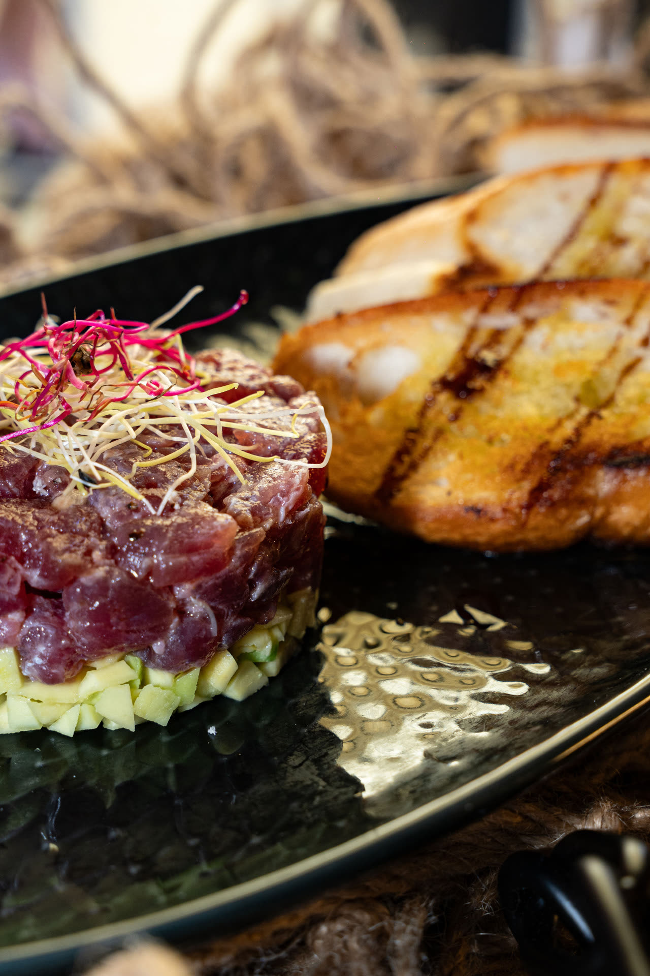 Tartar od tune s jabukom – Poreč Detalj tartara od tune na podlozi od zelene jabuke s klicama – riblji restoran Poreč | tuna tartare with green apple Croatia