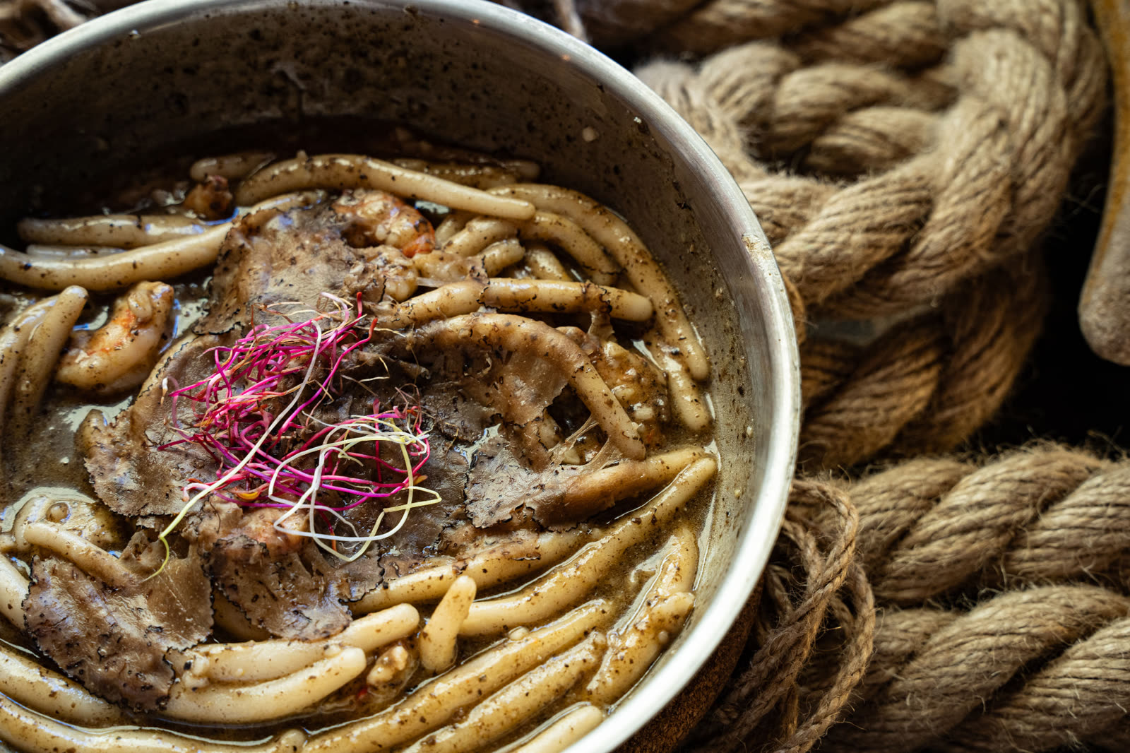 Pljukanci s crnim tartufom – Poreč Detalj domaćih pljukanaca s obilno naribanim crnim tartufom i repovima škampa – istarska kuhinja u Poreču | black truffle pasta detail Istria Croatia