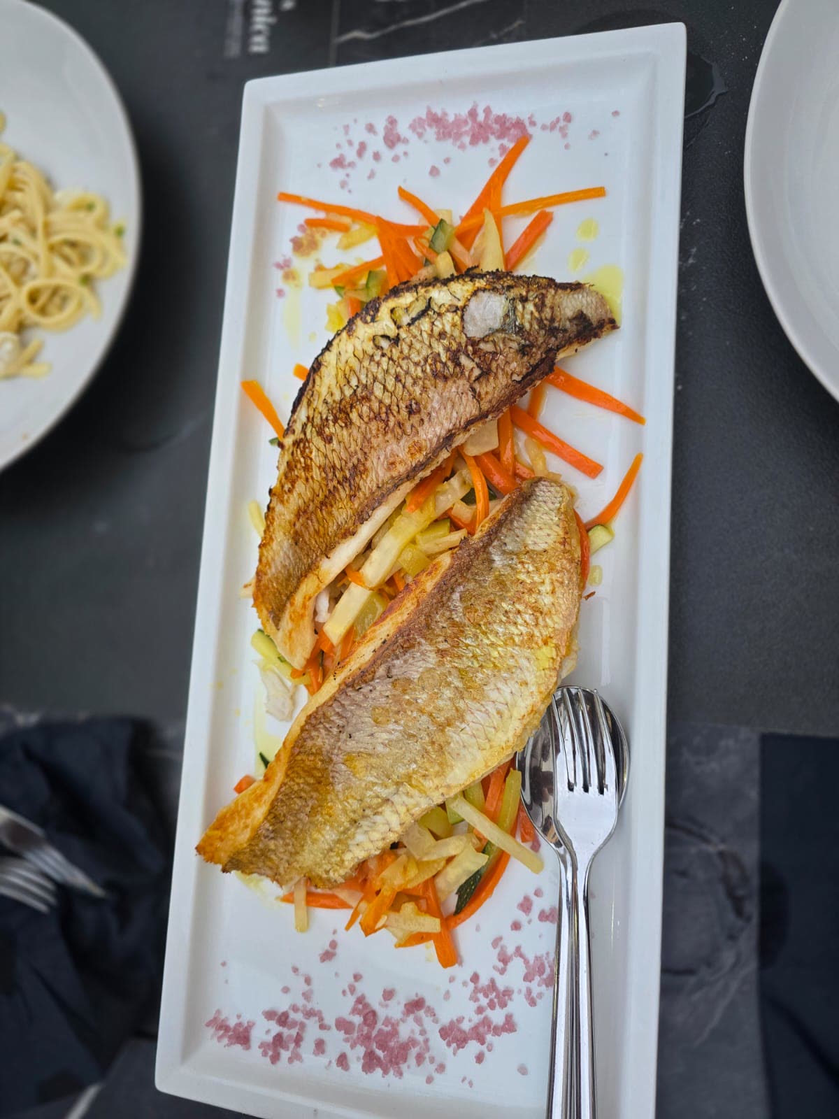 File ribe s povrćem – Oli Mare File svježe ribe s povrćem – lagano riblje jelo, riblji restoran Poreč | fresh fish fillet with vegetables Porec