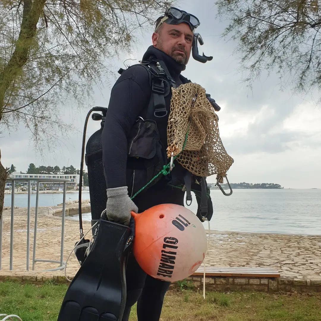 Vlastito školjkarstvo – ronilac Oli Mare Ronilac Oli Mare s mrežom školjki i bovom nakon zarona – vlastito školjkarstvo u Poreču od 1990. | shellfish diver Porec Istria