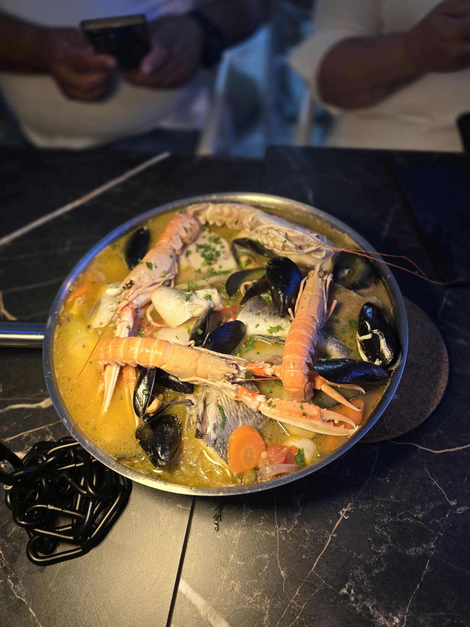 Škampi i dagnje u buzari – Oli Mare Buzara i brodet sa škampima, dagnjama i svježom ribom – plodovi mora u Poreču | seafood stew with scampi and mussels Porec
