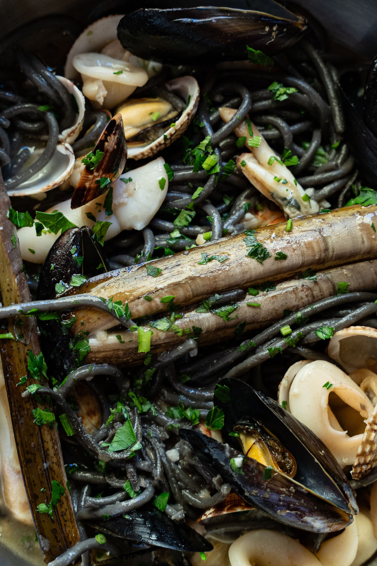 Crni špageti s plodovima mora – Oli Mare Poreč Crni špageti s dagnjama, prstacima, prnjavicama i sipom – domaća tjestenina s plodovima mora u ribljem restoranu Oli Mare Poreč | black squid ink spaghetti with mussels and razor clams Porec Istria