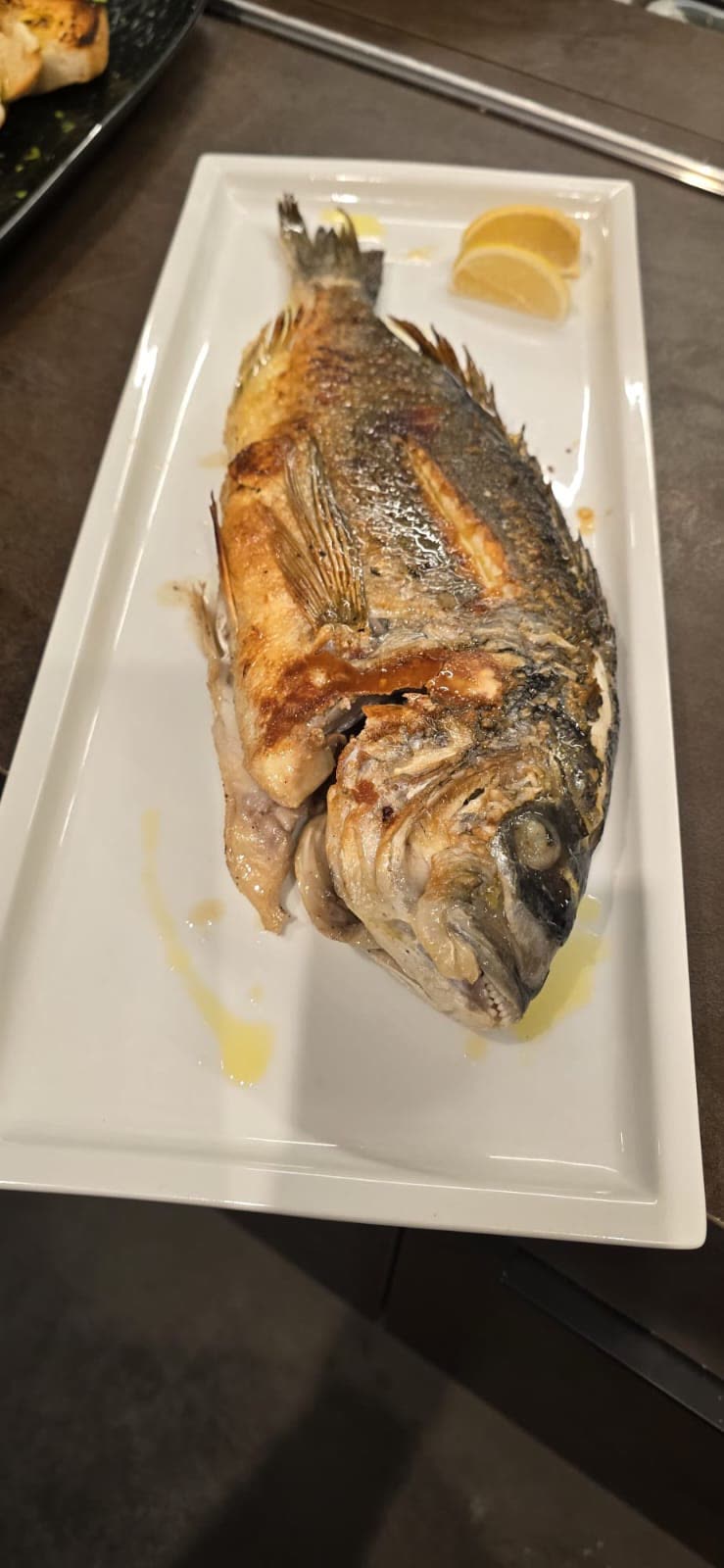 Cijela orada s roštilja – Poreč Cijela orada s roštilja s maslinovim uljem i limunom – riba na žaru Poreč | whole grilled sea bream Porec