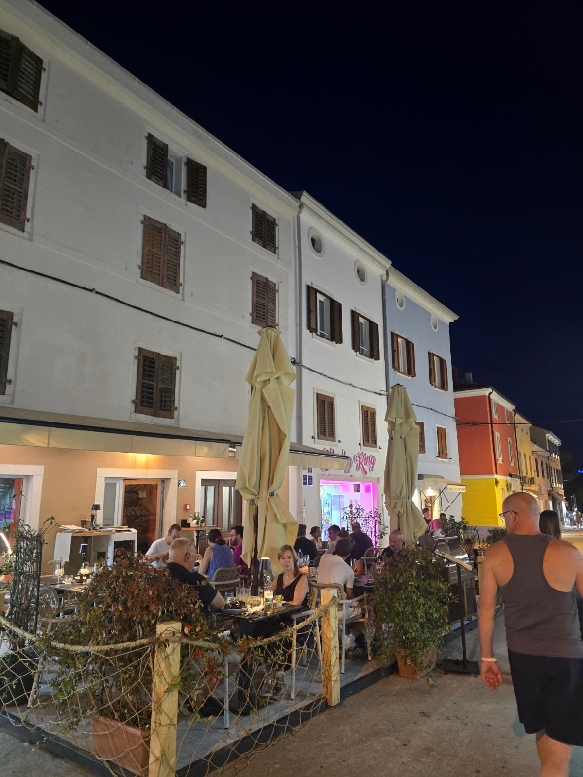 Večer na terasi – restoran Poreč Večernja atmosfera na terasi restorana u centru Poreča – restorani Poreč, riblji specijaliteti | restaurant terrace evening Porec Croatia