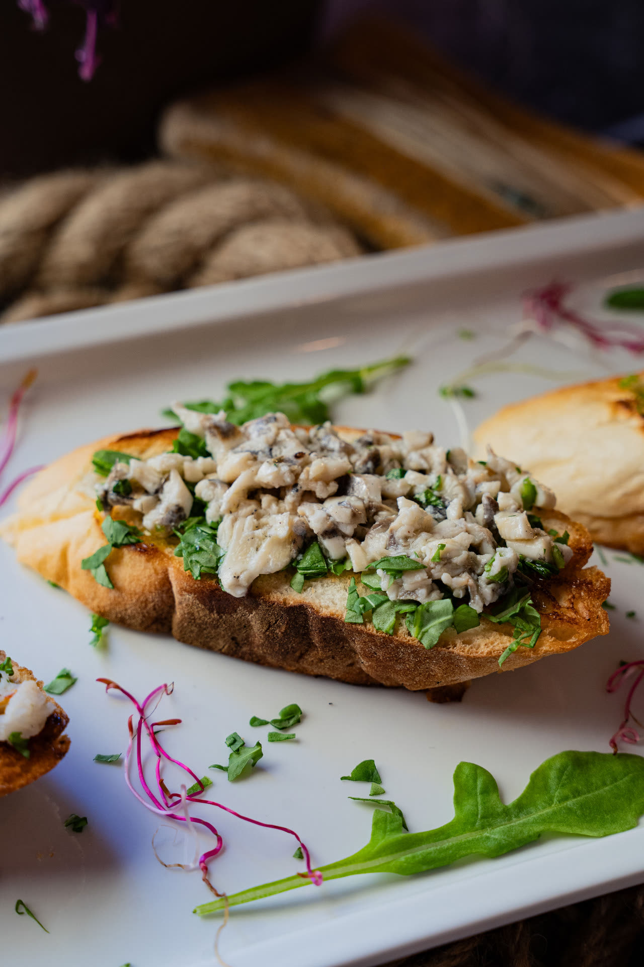 Brusketa s bijelom ribom – Oli Mare Brusketa s naribanom bijelom ribom, rukolom i maslinovim uljem – lagano morsko predjelo, riblji restoran Poreč | white fish bruschetta with rocket Croatia