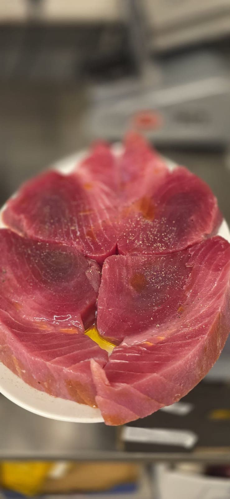 Svježa tuna – Oli Mare Poreč Svježa tuna – odresci tune s maslinovim uljem, riblji restoran Oli Mare Poreč | fresh tuna steak Istria
