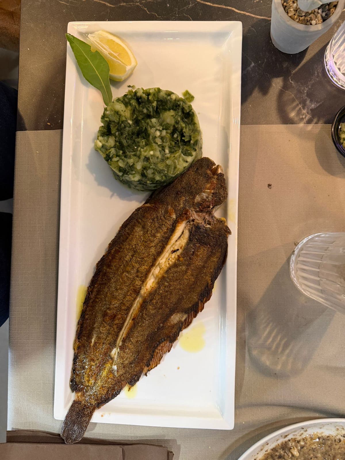 List na žaru s blitvom – Poreč List s roštilja s blitvom i krumpirom te limunom – riba na žaru, riblji restoran Poreč | grilled sole with chard Porec Istria
