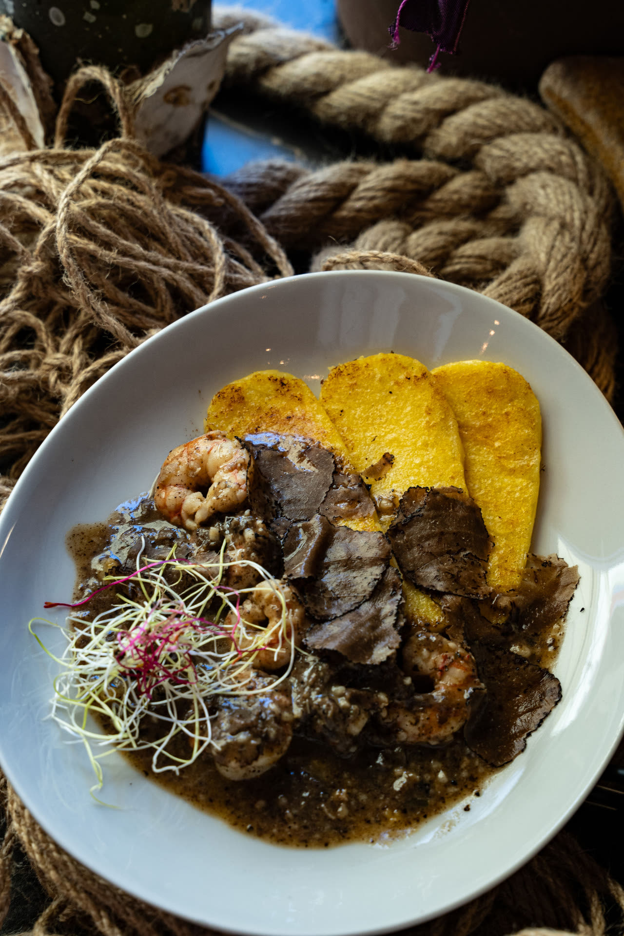 Škampi s tartufima i palentom – Oli Mare Škampi s tartufima i pečenom palentom – istarski specijalitet ribljeg restorana Oli Mare Poreč | scampi with truffles and grilled polenta Porec Istria