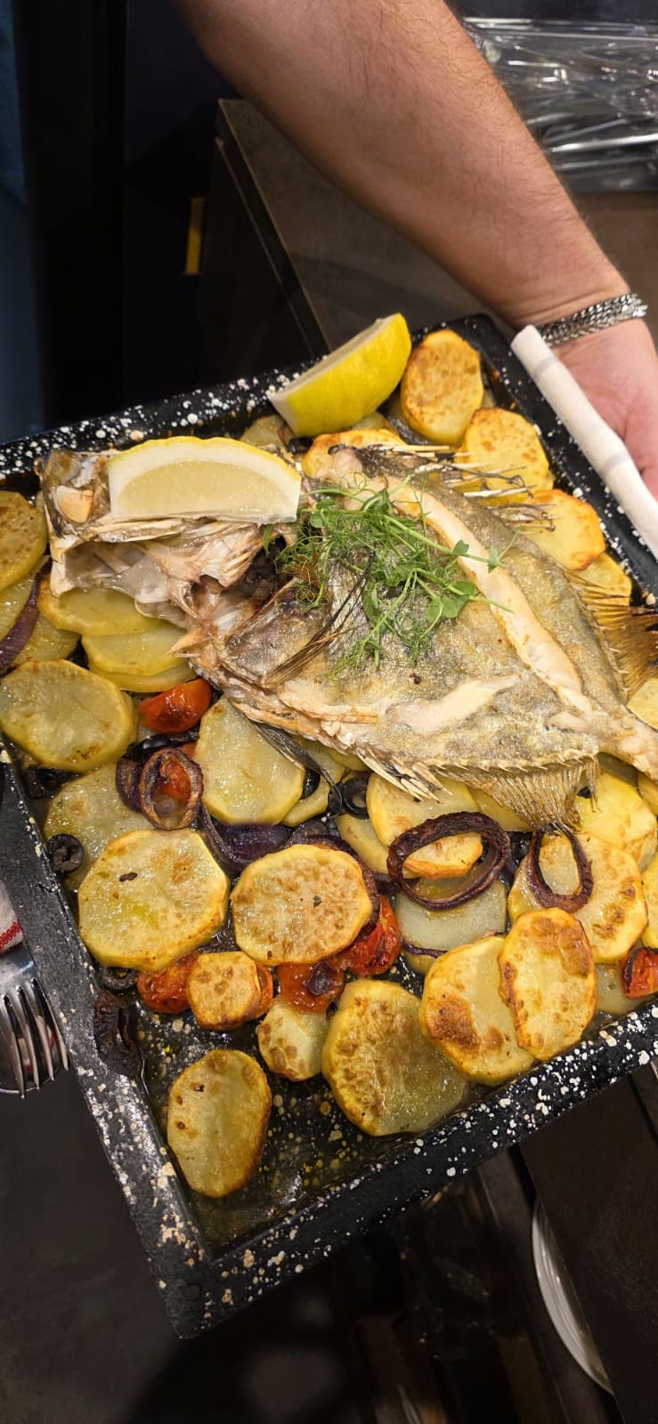Pečena riba s krumpirom – Poreč Pečena riba list s krumpirom iz pećnice – domaći riblji specijalitet, riblji restoran Poreč | baked fish with potatoes Porec Istria