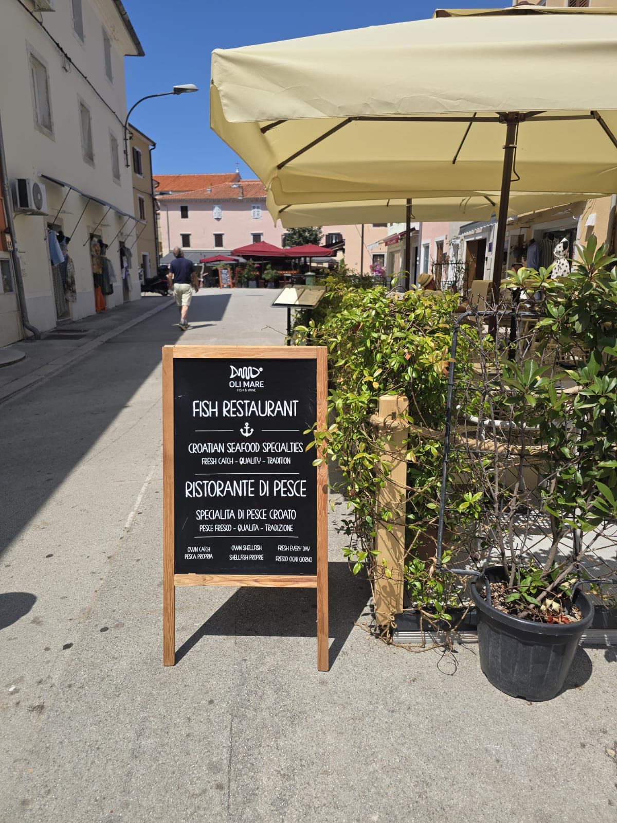 Riblji restoran Oli Mare Poreč – terasa Ulaz i terasa ribljeg restorana Oli Mare Fish & Wine, Bože Milanovića 25, Poreč – hrvatski riblji specijaliteti | fish restaurant Porec terrace
