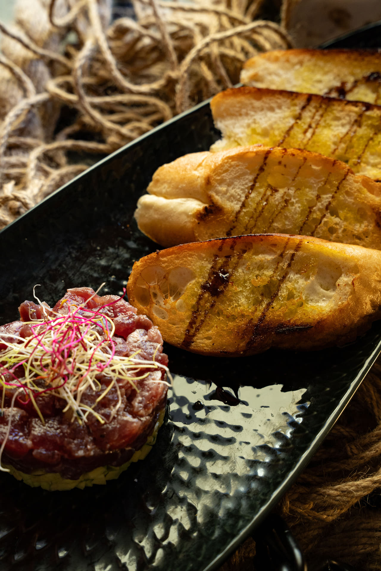Tartar od tune – predjelo, Poreč Tartar od tune s domaćim tostiranim kruhom – svježa riba i plodovi mora, Oli Mare Poreč Istra | tuna tartare grilled bread Istria