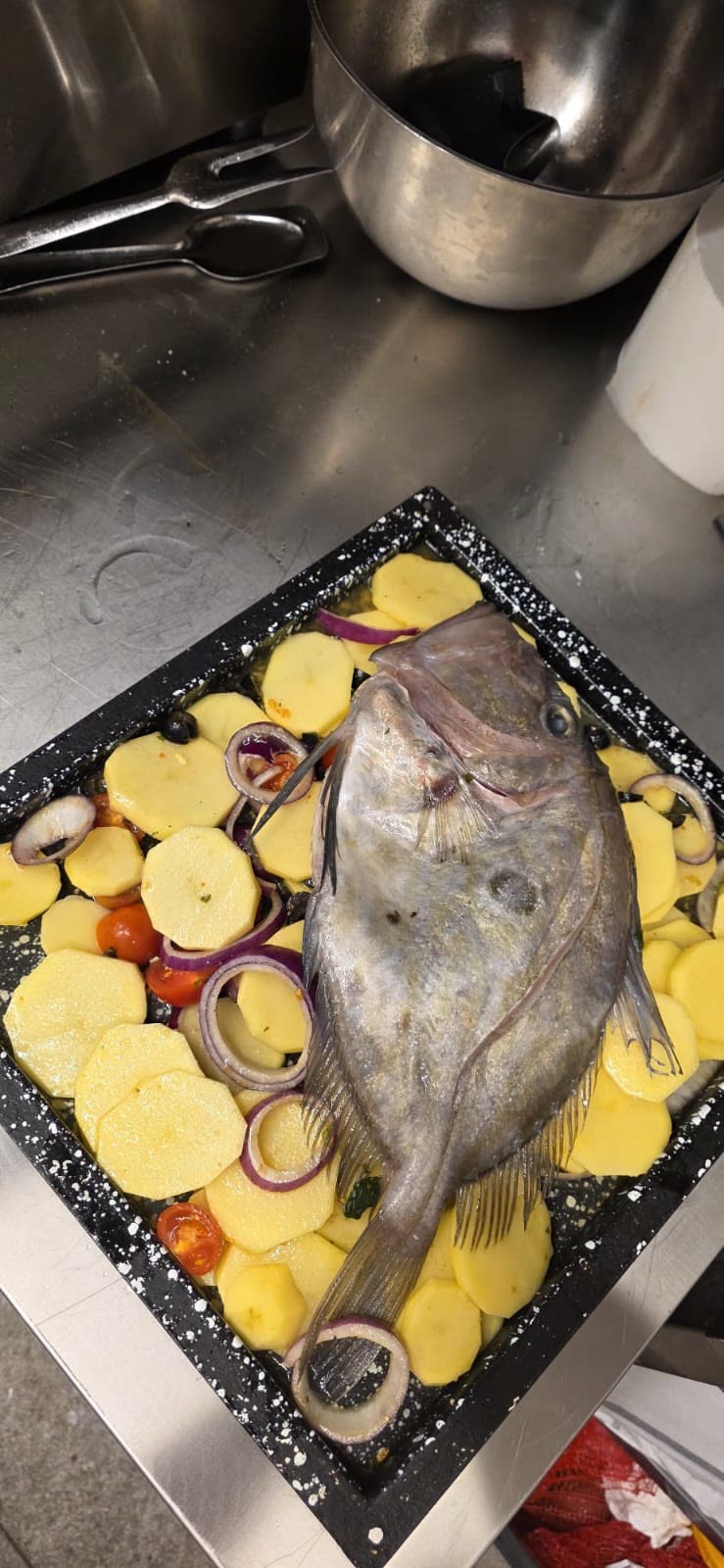 Kovač s krumpirom – Oli Mare Poreč Riba kovač pripremljena s krumpirom, crvenim lukom i maslinama za pećnicu – domaći istarski recept, Oli Mare Poreč | John Dory baked with potatoes