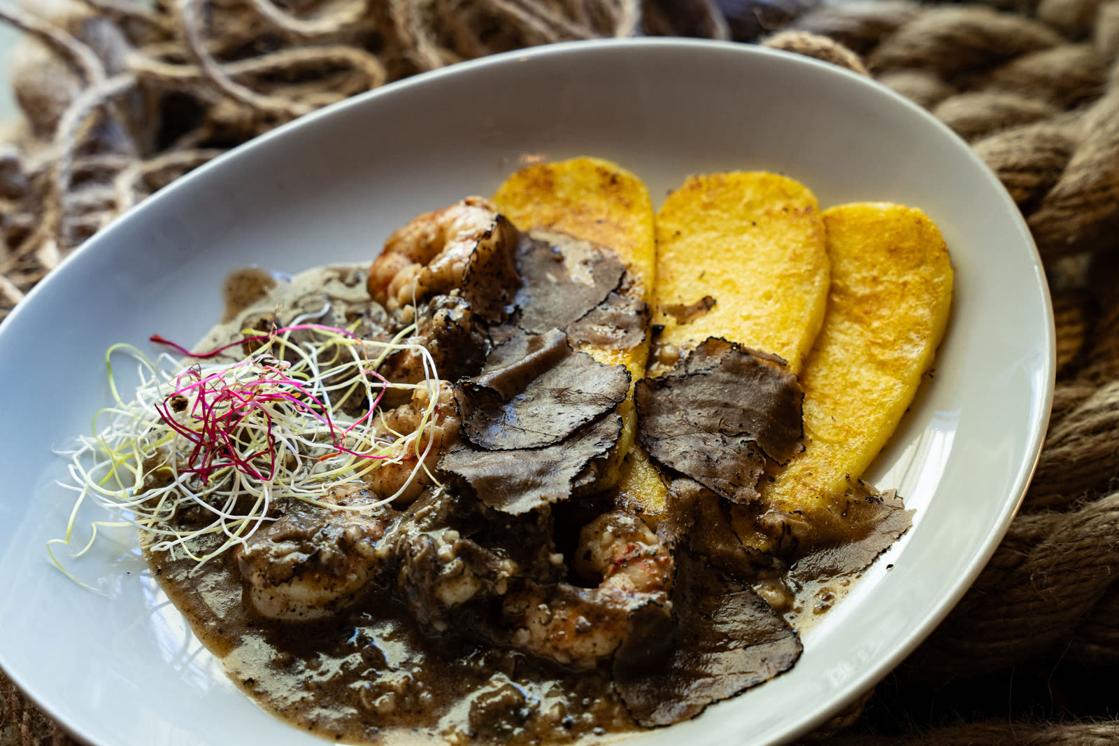 Gamberi s tartufima i palentom – Oli Mare Poreč Zlatni gamberi sa svježim istarskim tartufima i palentom – potpis jelo restorana Oli Mare Fish & Wine, Poreč | golden gamberi with Istrian truffles Porec