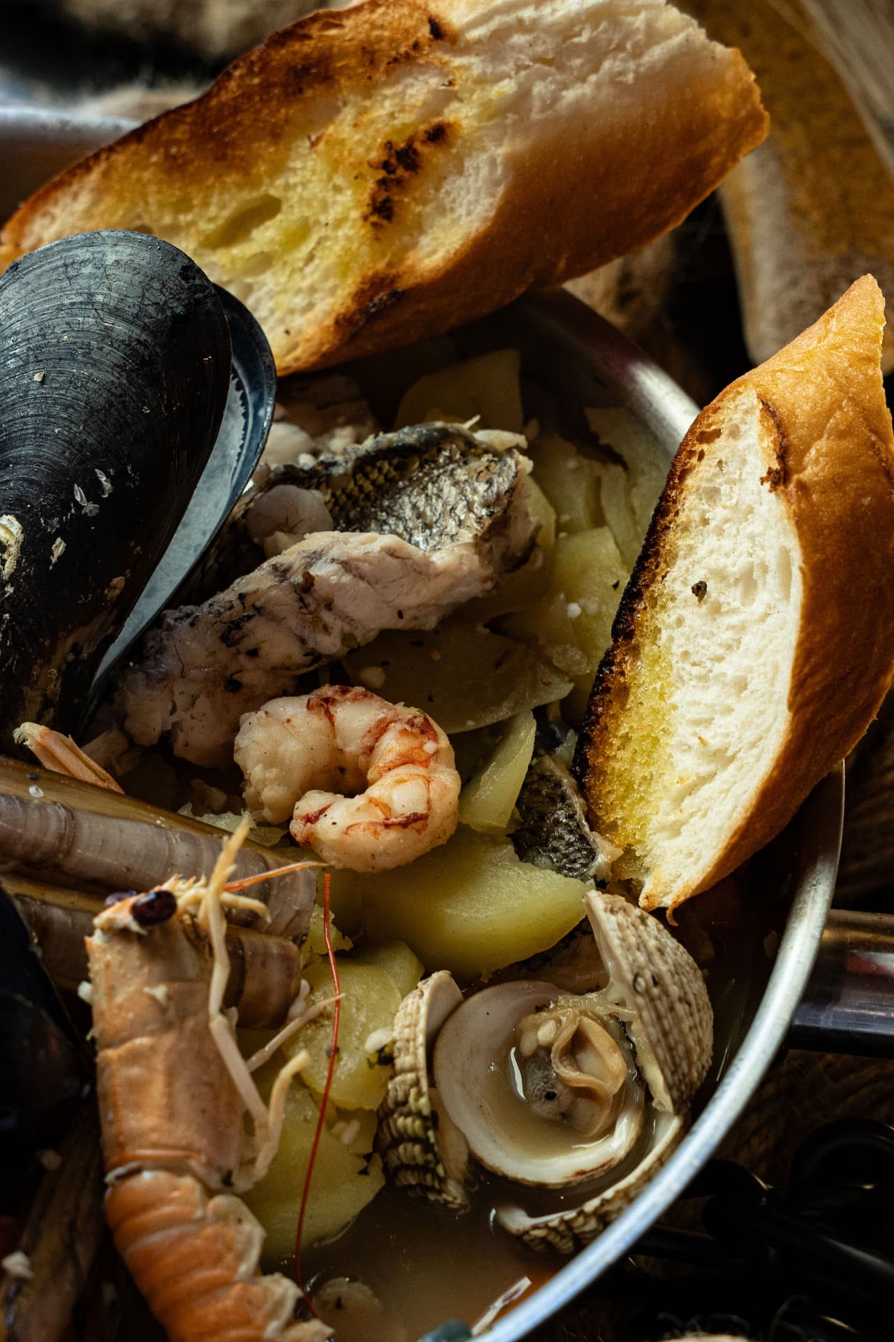 Brodet sa škampima i dagnjama Detalj brodeta sa škampima, dagnjama, ribom i krumpirom uz tostirani kruh – riblji restoran Oli Mare Poreč | Adriatic fish stew Porec